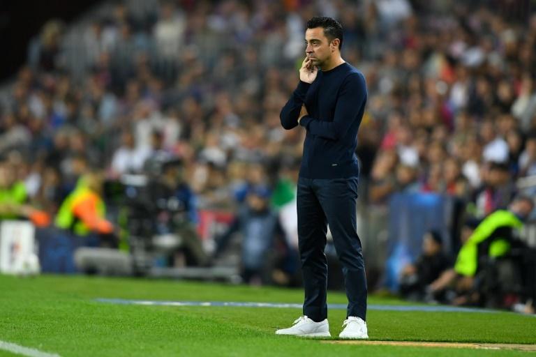 Xavi surrounded by the whole board at the Mestalla