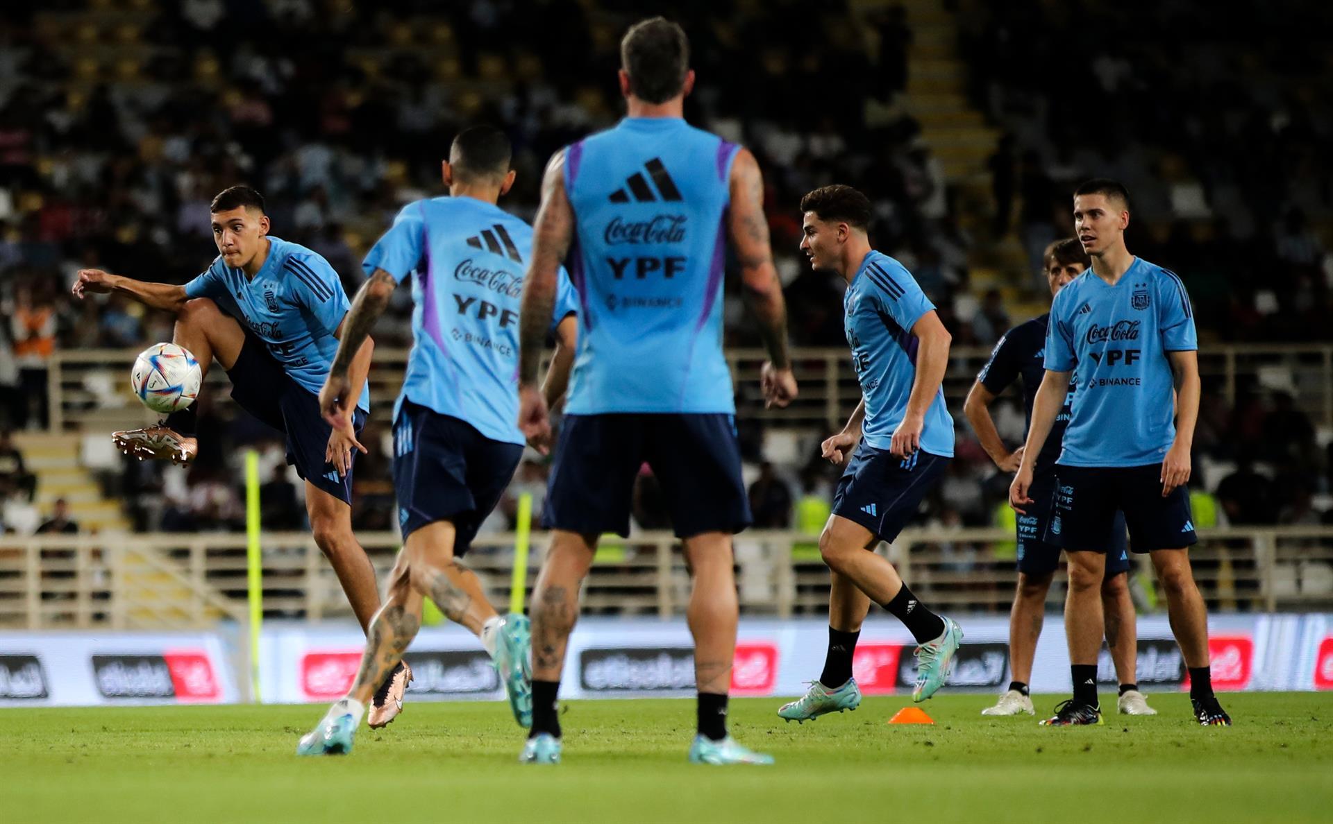 14,000 people went to see Messi and Argentina train