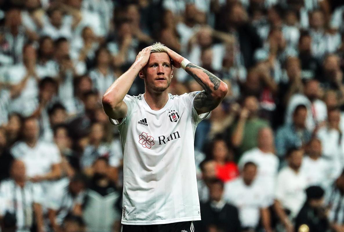 Man Utd waiting for Besiktas to let Weghorst leave