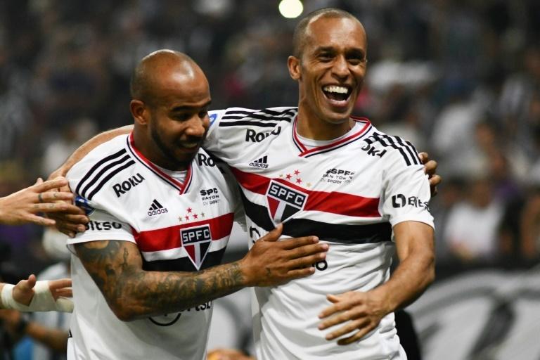 Former Brazil center-back Miranda announces retirement