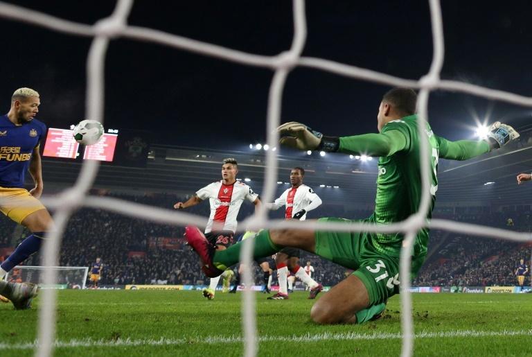 Joelinton sinks Saints to put Newcastle in sight of EFL Cup final