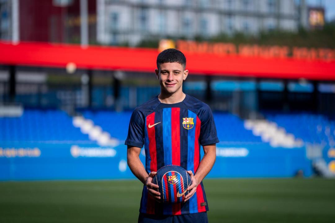 Lucas Roman trains for the first time with Barca