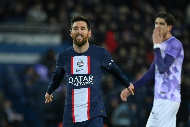 "It'd be a really bad idea for PSG to renew Messi"