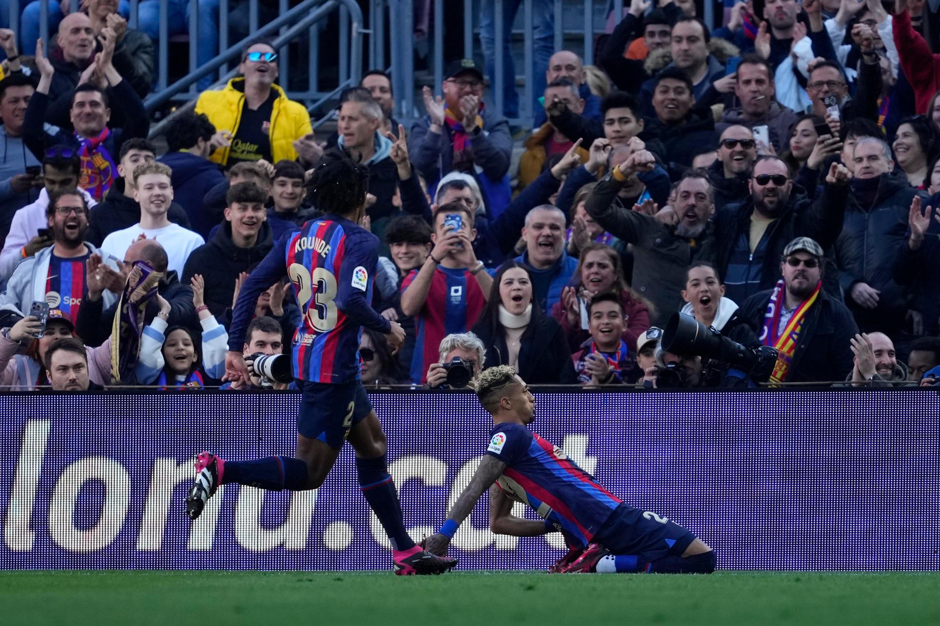 10-man Barcelona manage to beat Valencia in La Liga