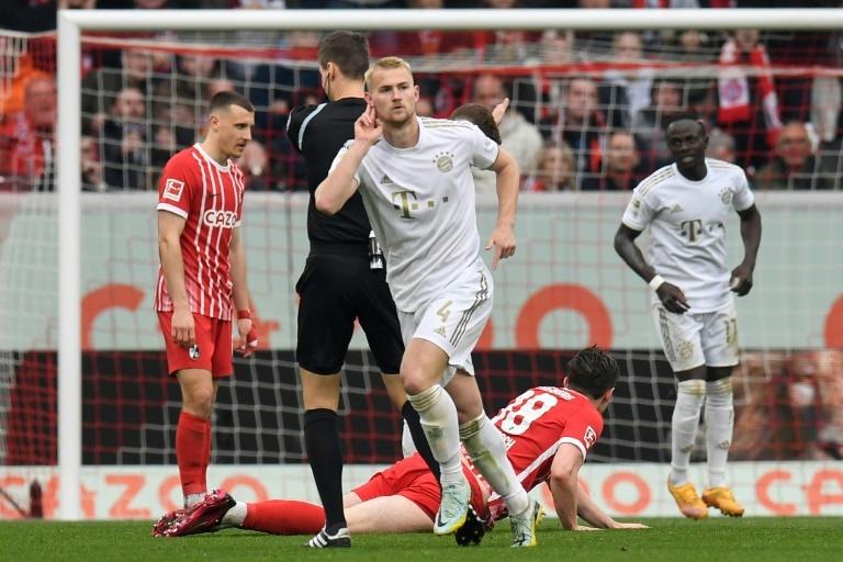 De Ligt stunner keeps Bayern top of league