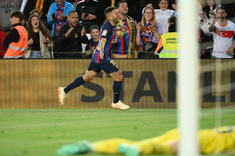 Alba pulls Barca closer to title as they beat Osasuna