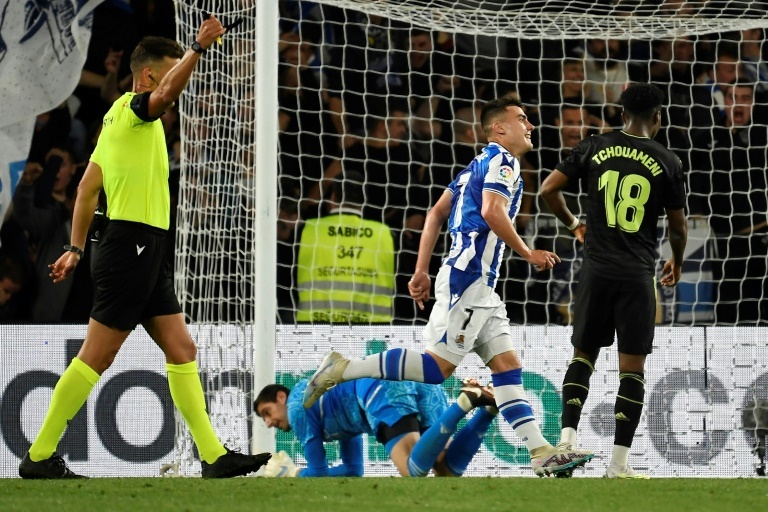 Real Sociedad defeat 10-man Real Madrid