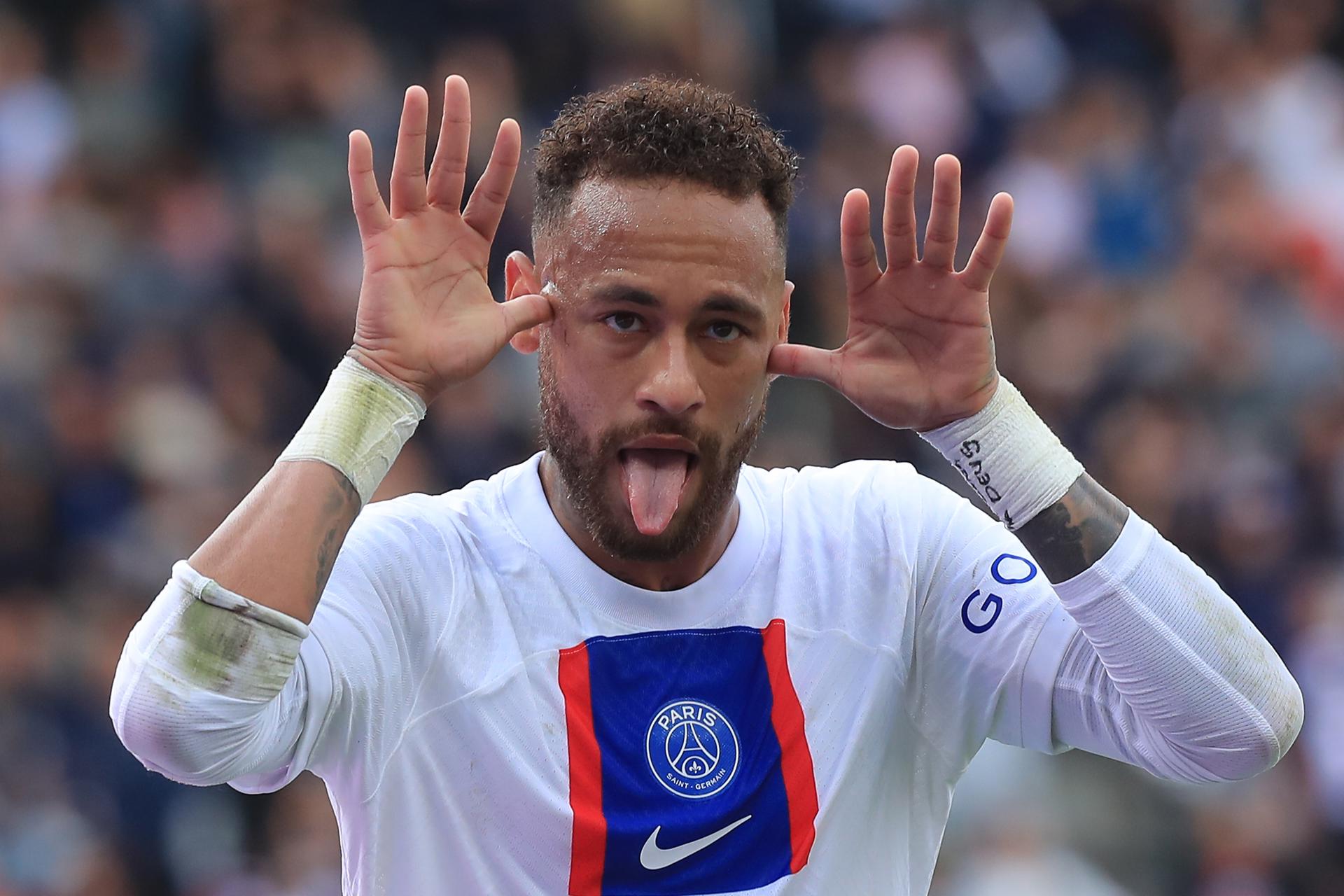 Neymar responds to hostile chants from PSG fans