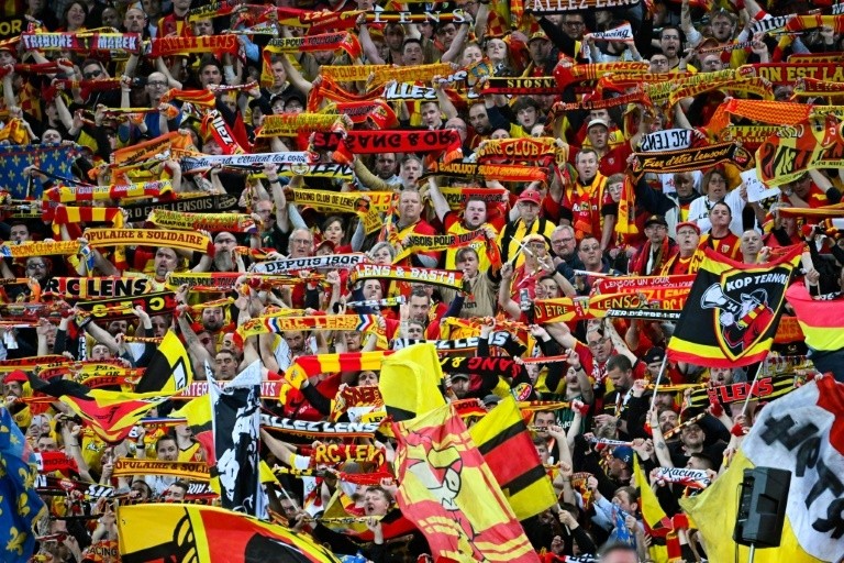Lens defeat Marseille to put PSG under title pressure