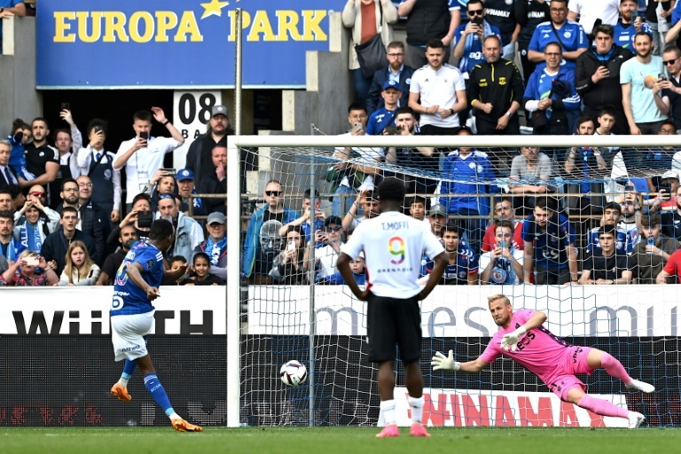 Express Diallo hauls Strasbourg away from trouble in Ligue 1