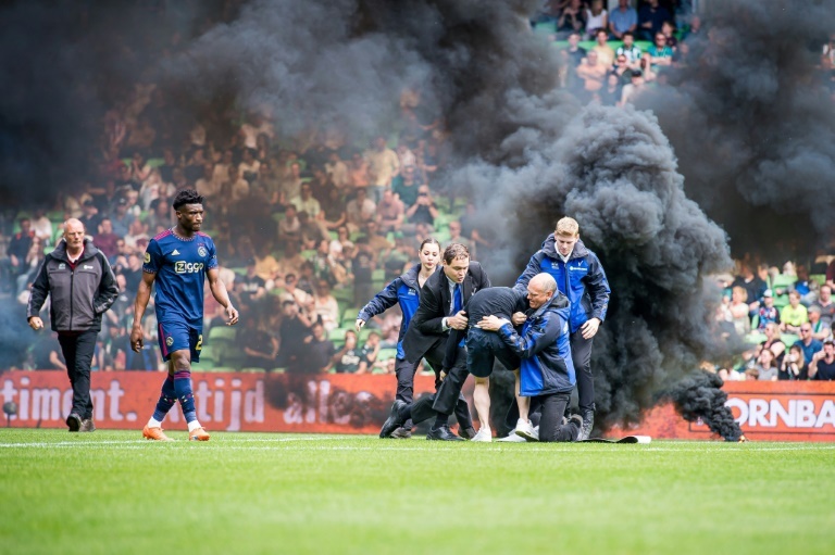 Groninegn vs Ajax abandoned after nine minutes as smoke bombs thrown