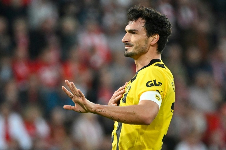 Dortmund veteran Hummels extends contract to 2024