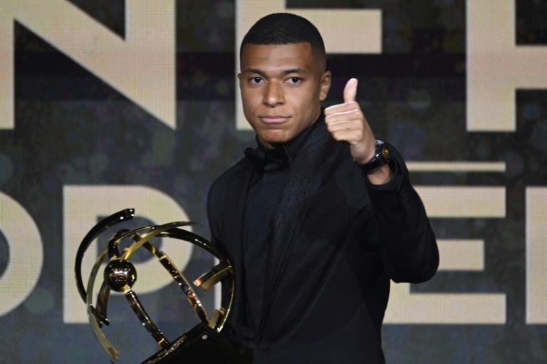 Mbappe to stay with PSG: "I'm very happy here"