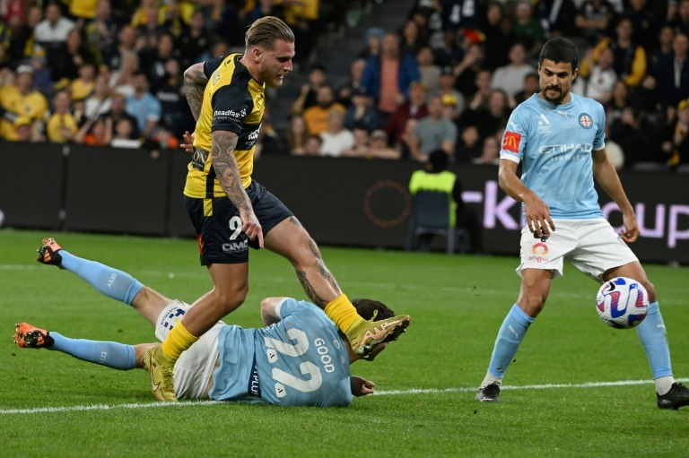 Cummings gets hat-trick as Mariners thrash City in A-League final