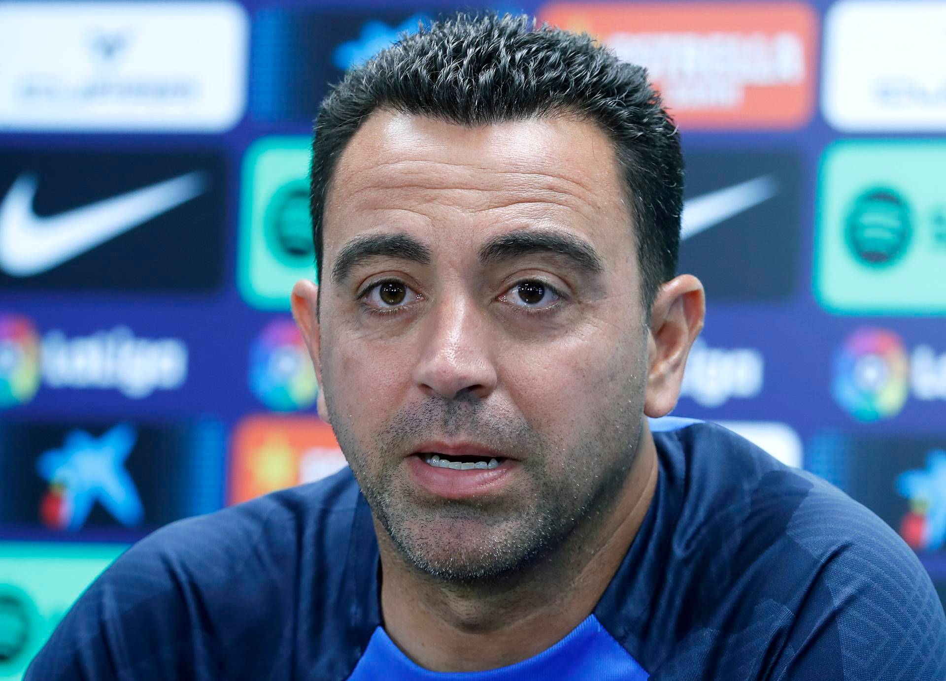 Xavi leaves departures on standby: "Maybe we can't sign new players"