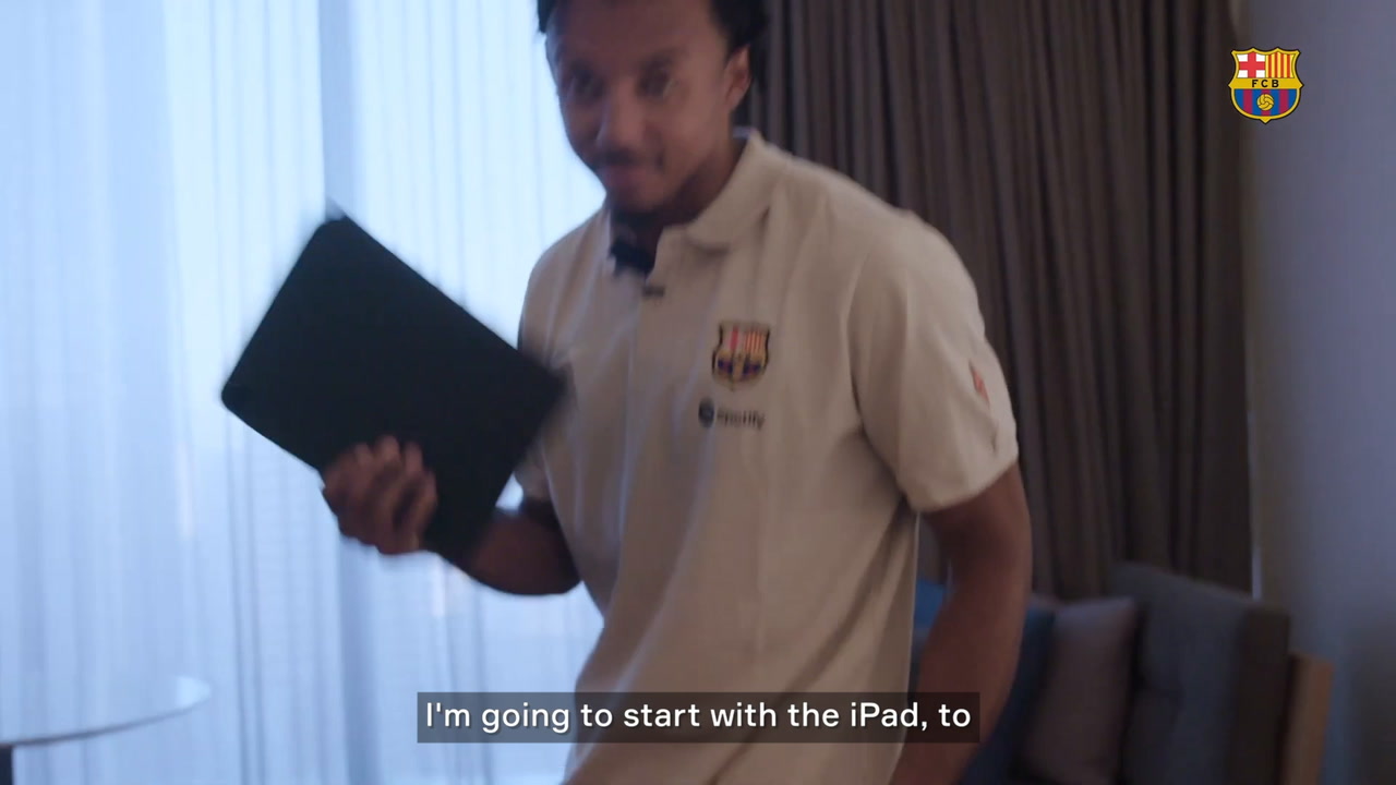 VIDEO: What’s in Kounde’s bag? The Sopranos, key accessories, the new kit…