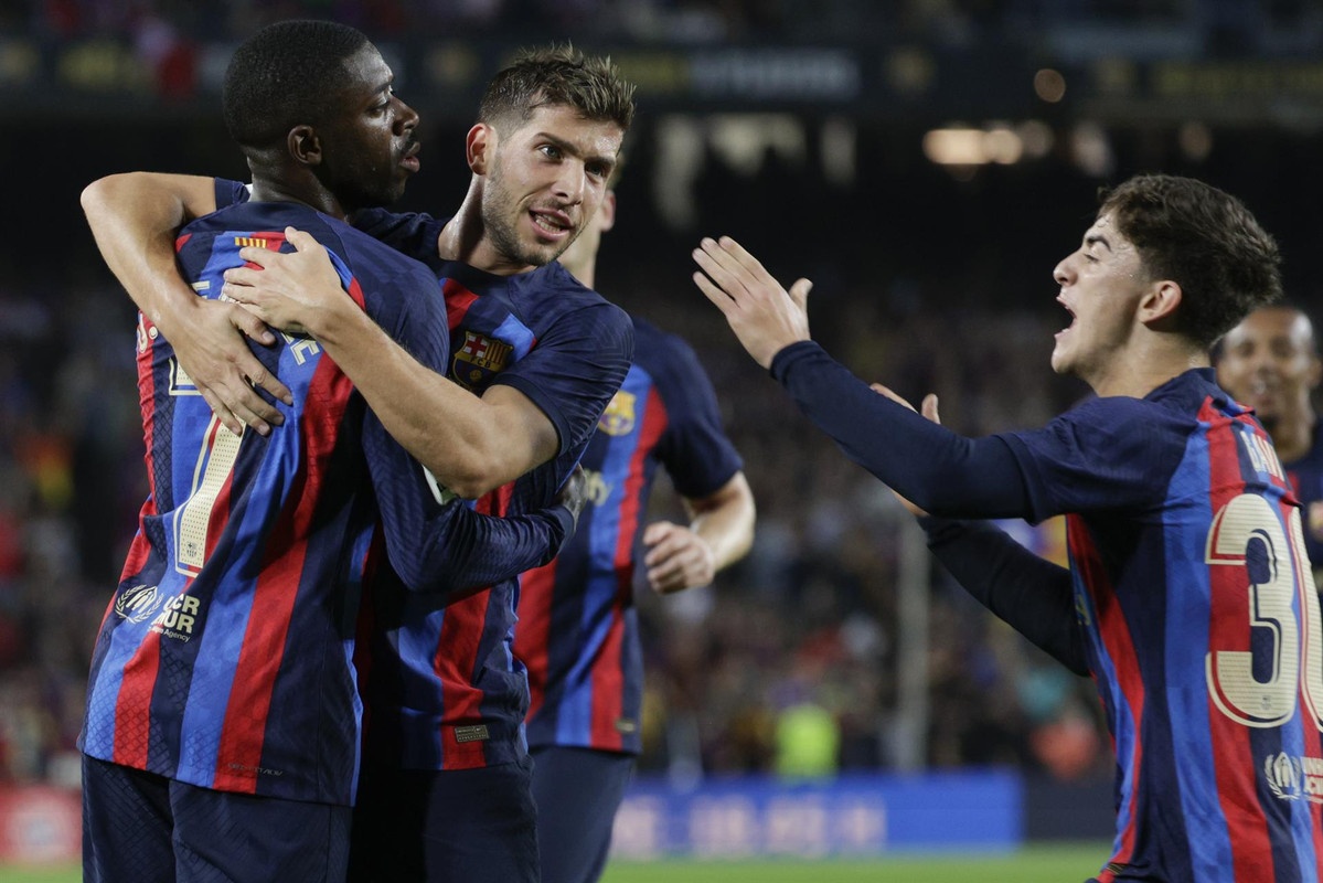 Sergi Roberto hopes "crucial" Dembele stays at Barca