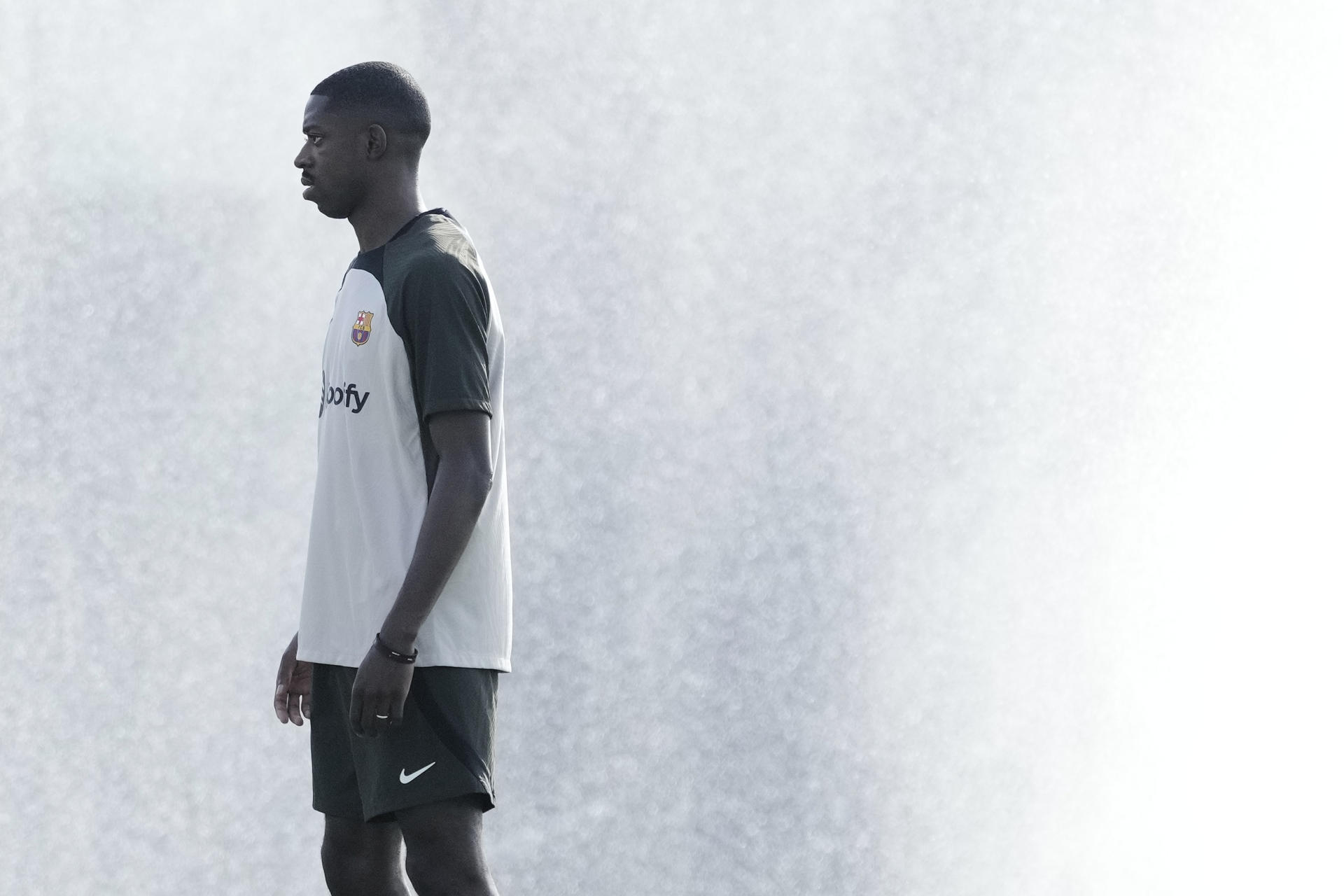 Dembele trains with Barcelona until his transfer to PSG is finalised