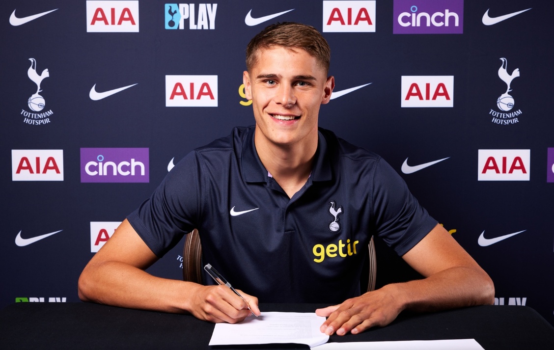 OFFICIAL: Tottenham announce the arrival of Micky Van de Ven
