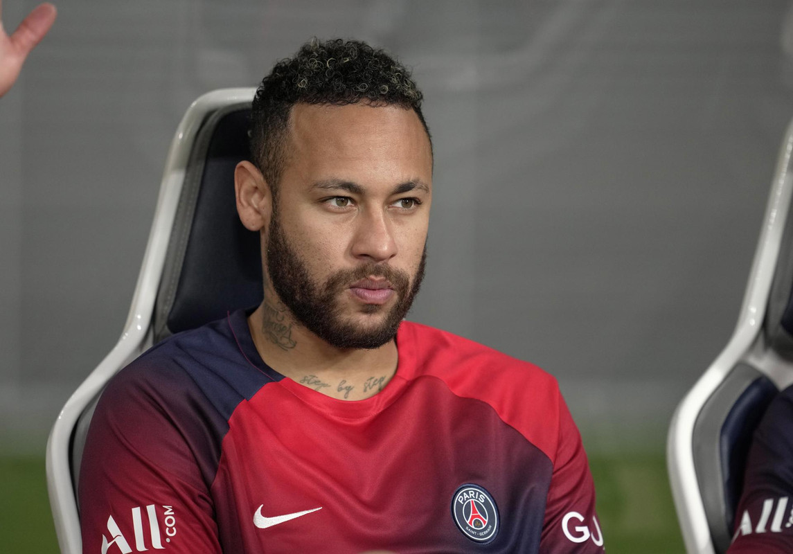 Neymar trains on the sidelines and PSG justifies it with a viral process