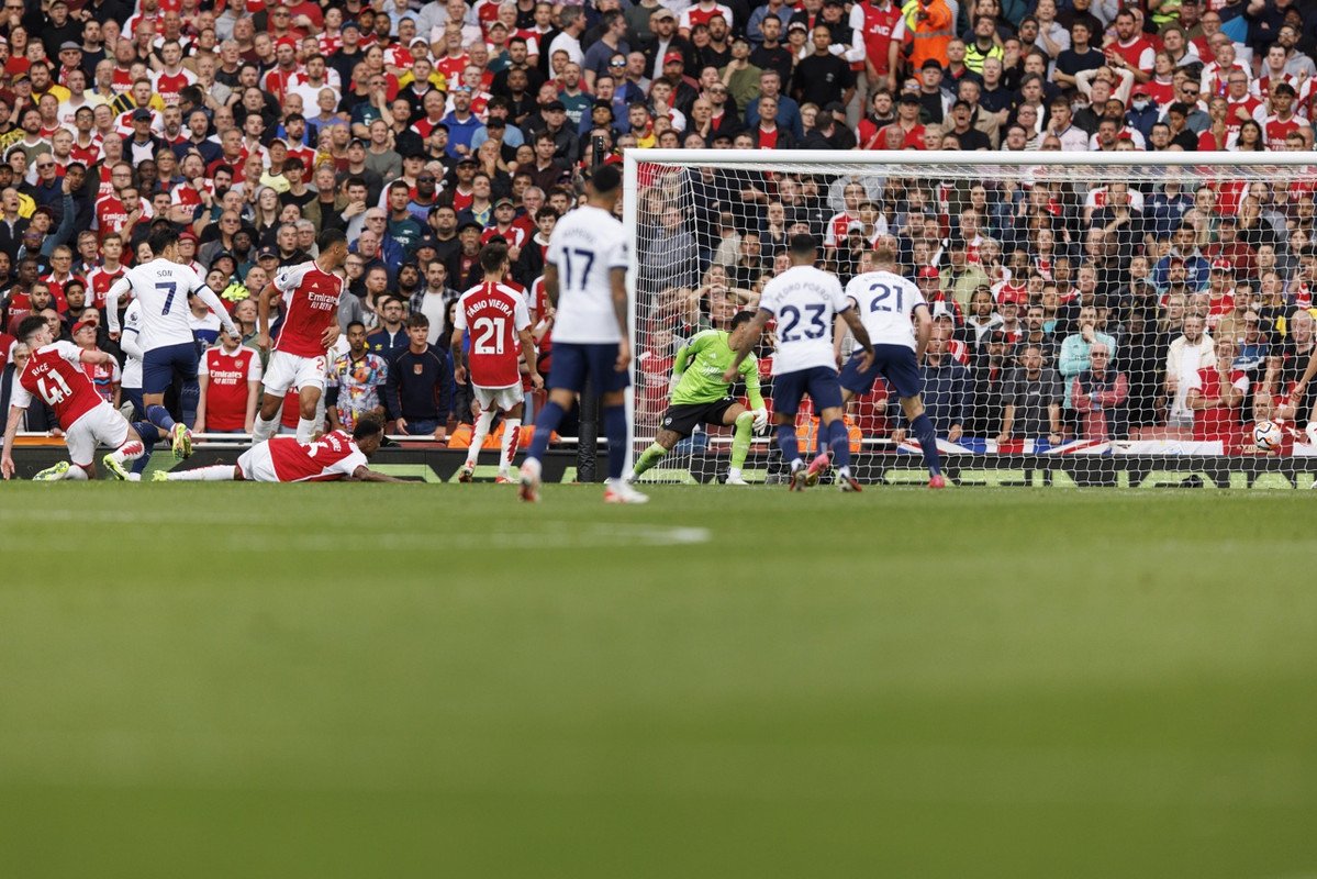 Arsenal and Spurs share points in hard-fought north London derby