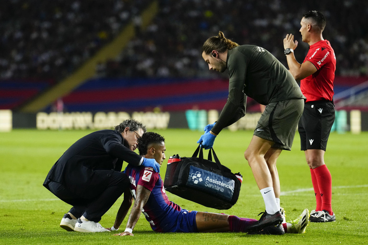 Barcelona provide Raphinha's injury update