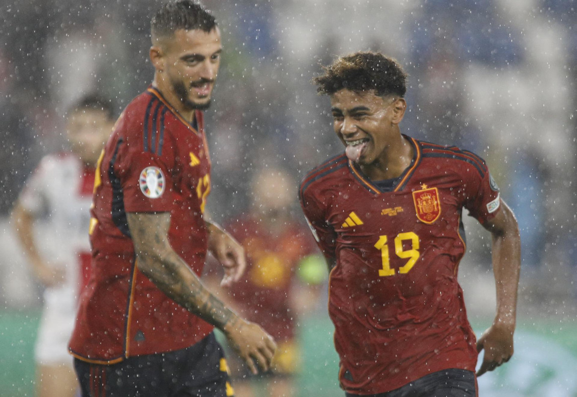 Spain coach compares Barca star Lamine Yamal to Maradona and Messi