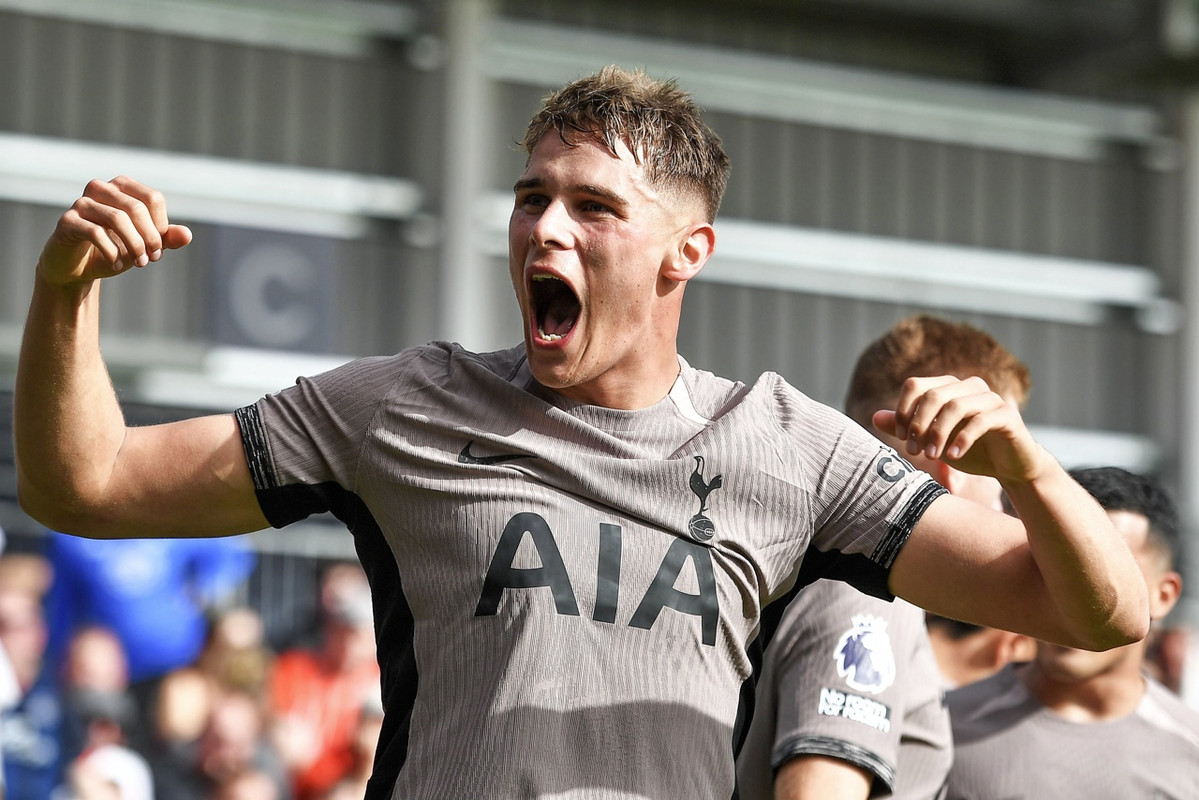 10-man Spurs top Premier League as Van de Ven sinks Luton