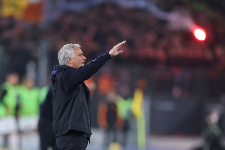 Mourinho on warpath as derby day enflames Roman passions