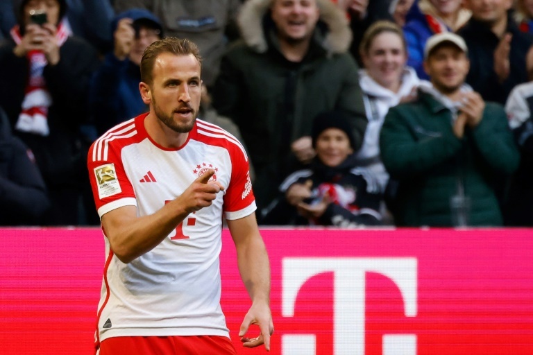 Red-hot Kane scores brace as Bayern go top, Dortmund lose at Stuttgart