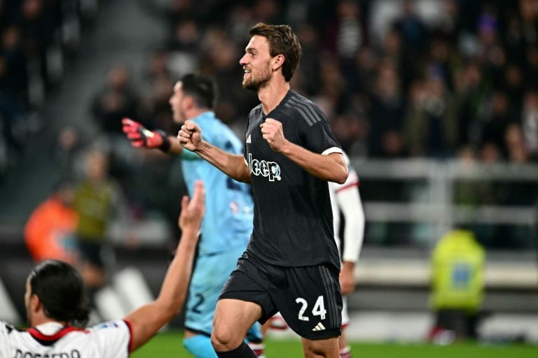 Juventus climb top as Milan drop points at Lecce