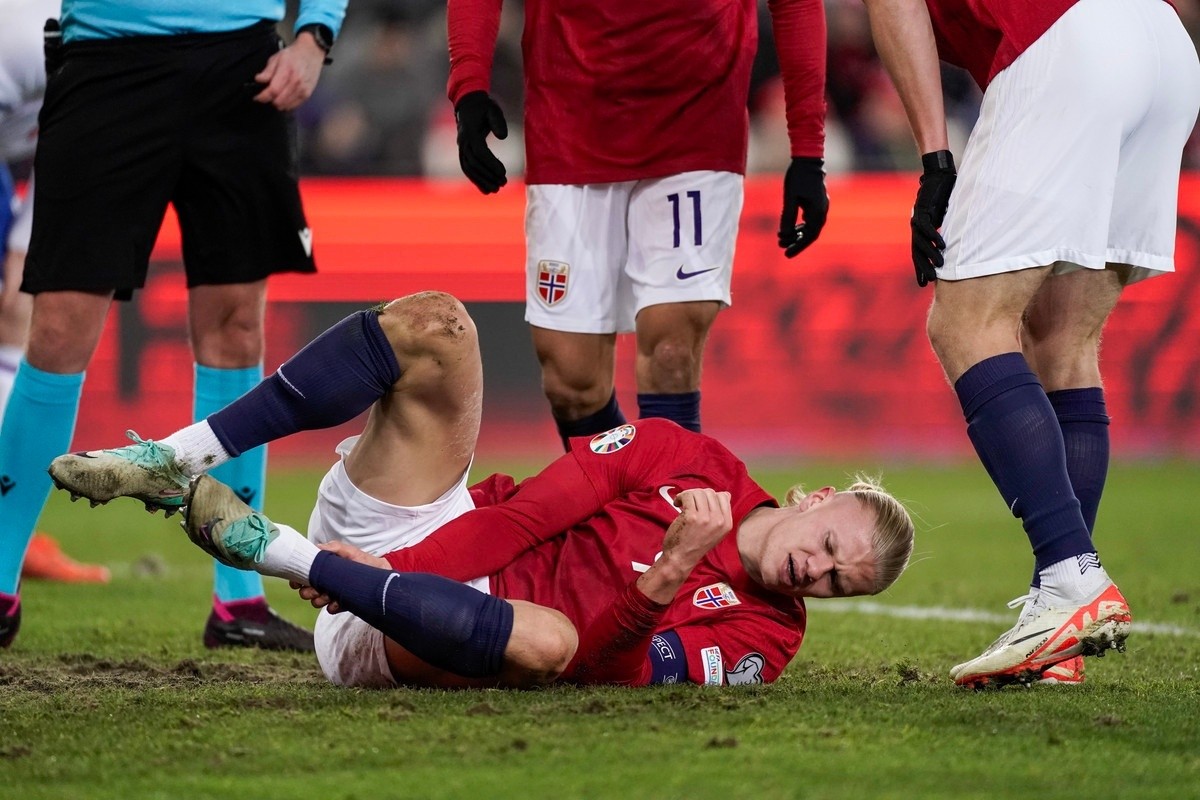 Erling Haaland gives Man City an injury scare after twisting his ankle