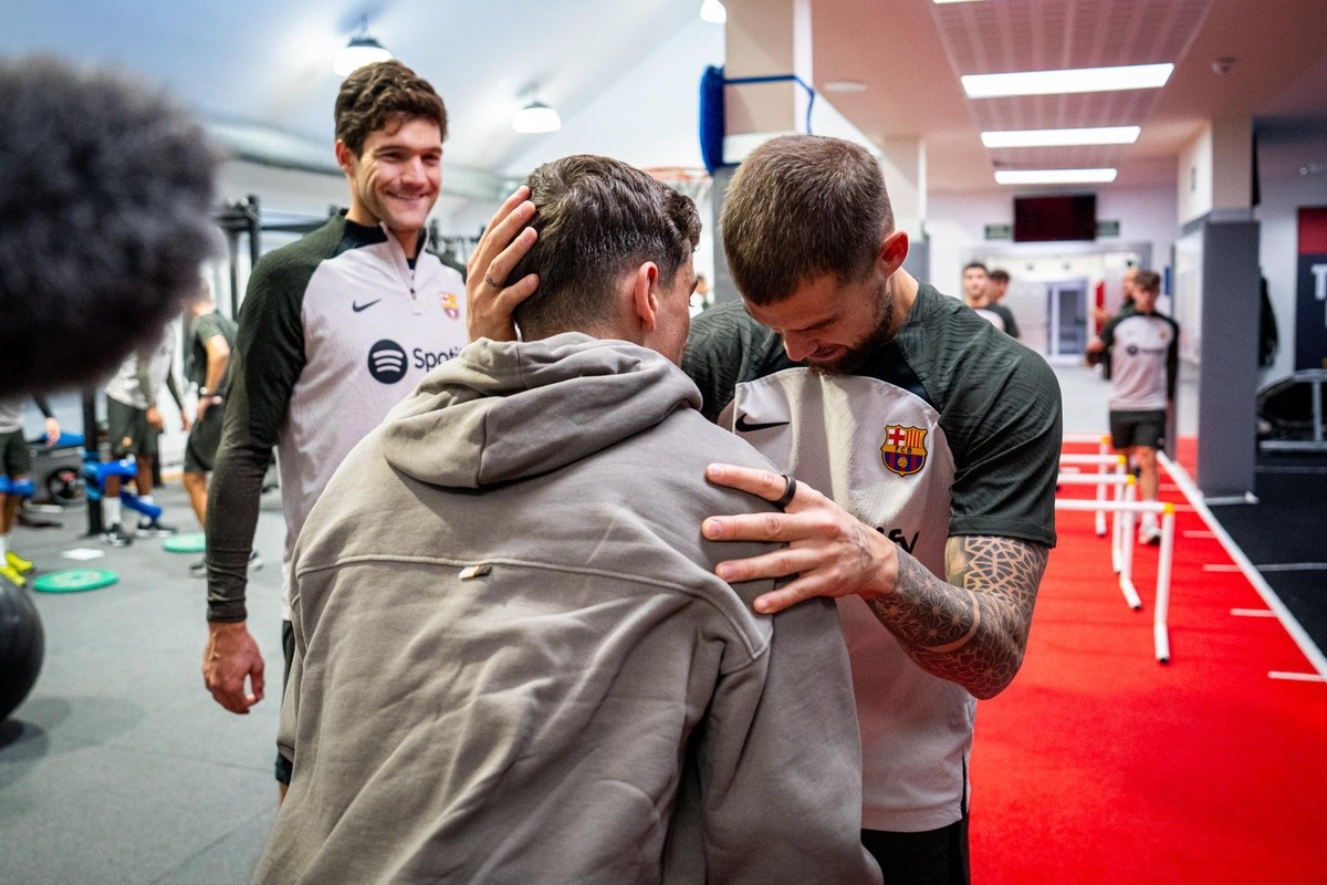 Gavi visited his teammates and received support from them