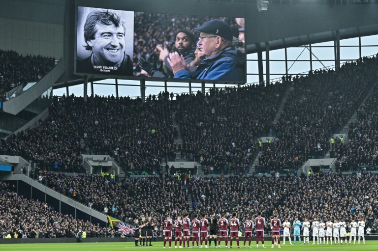 Tottenham pay tribute to Venables in Villa clash