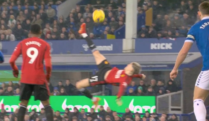 Garnacho puts Man Utd ahead with superb bicycle kick