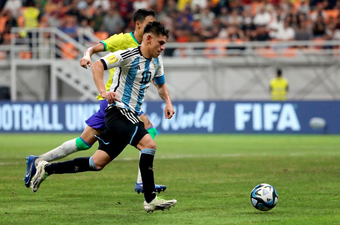 Barca see their dreams dashed as Man City offer €25m for Echeverri