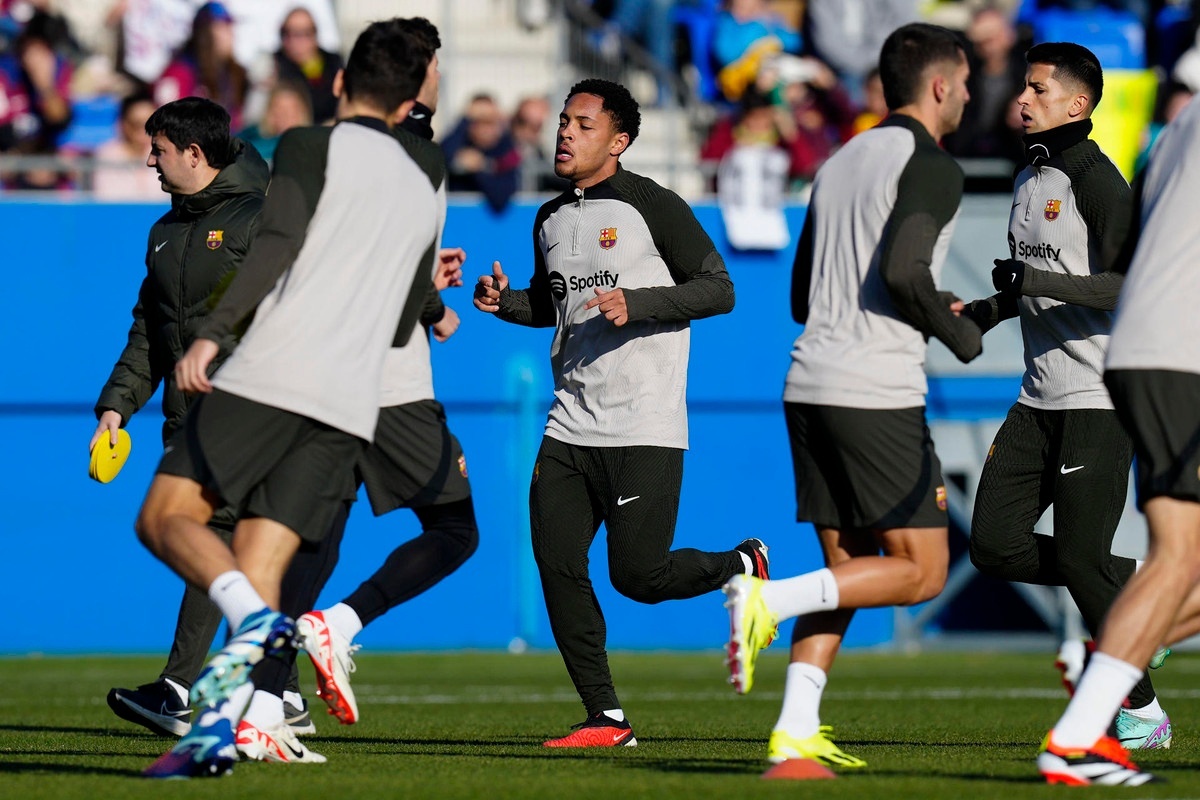 5,500 Barca fans welcome Vitor Roque