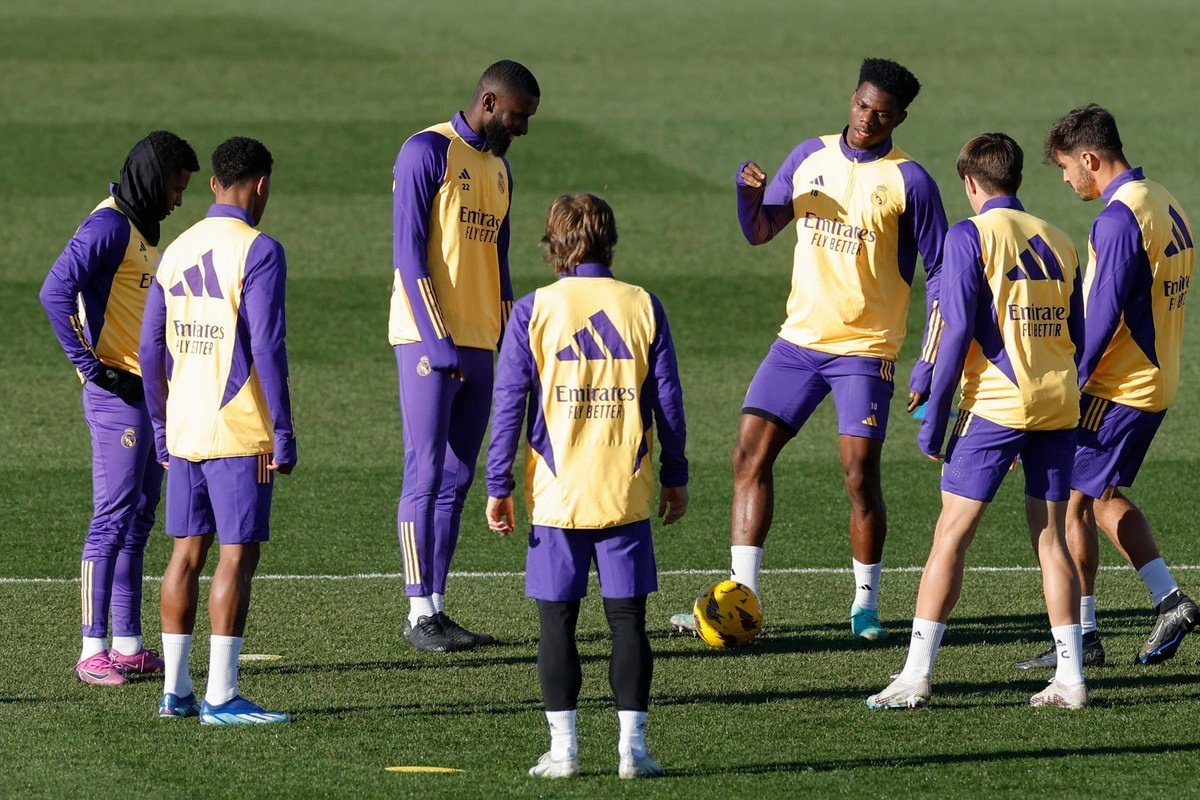 Real Madrid train with public but without Camavinga and Mendy