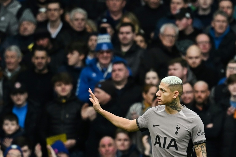 Everton strike late to deny Tottenham despite Richarlison brace