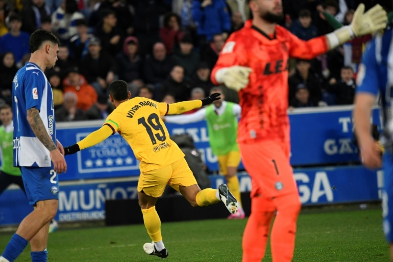 Barca ease past Alaves despite Roque red