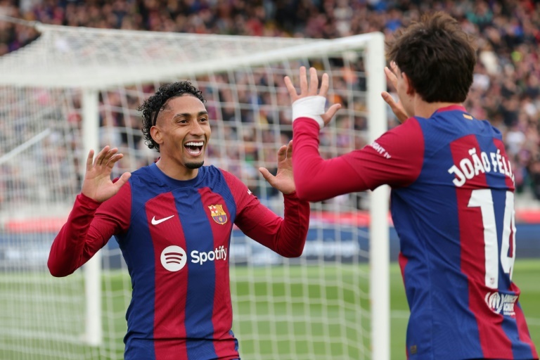 Barcelona thump Getafe to go second