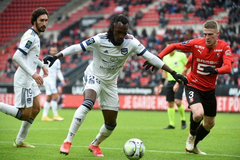 Bordeaux striker Elis in hospital after serious head injury