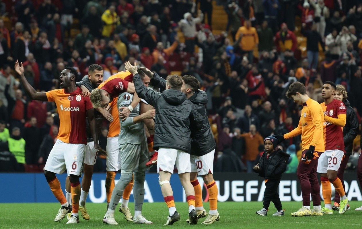 Galatasaray mock Besiktas after claiming derby win