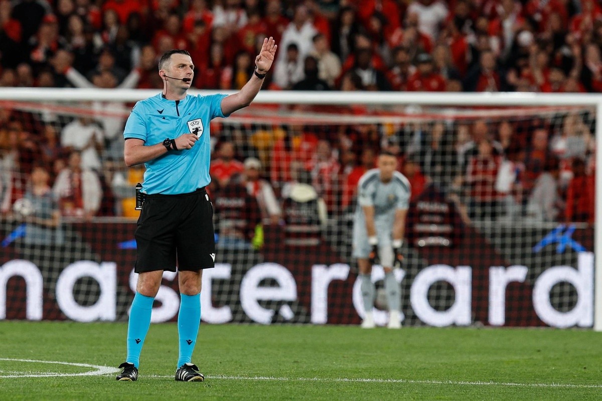 Michael Oliver to referee Champions League match between Real Sociedad and PSG