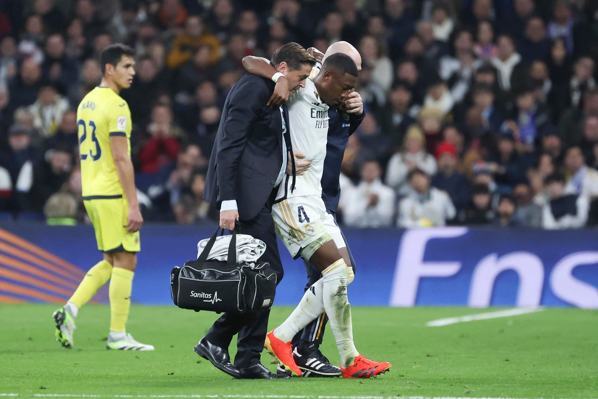 Alaba visits clinic where he underwent surgery: his recovery going slower than expected