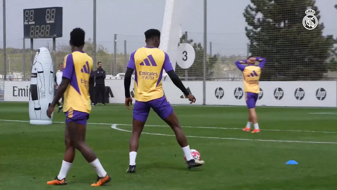 VIDEO: Vini & Modric warm-up for Man City showdown