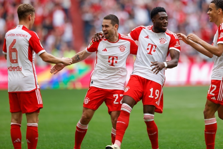 Bayern beat Cologne to delay Leverkusen title party