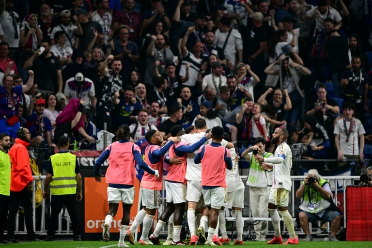 Lyon come back to win against Brest in 16th minute of stoppage time