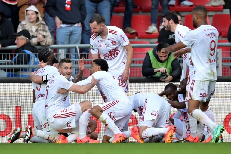 Brest win nine-goal derby thriller to close in on Champions League