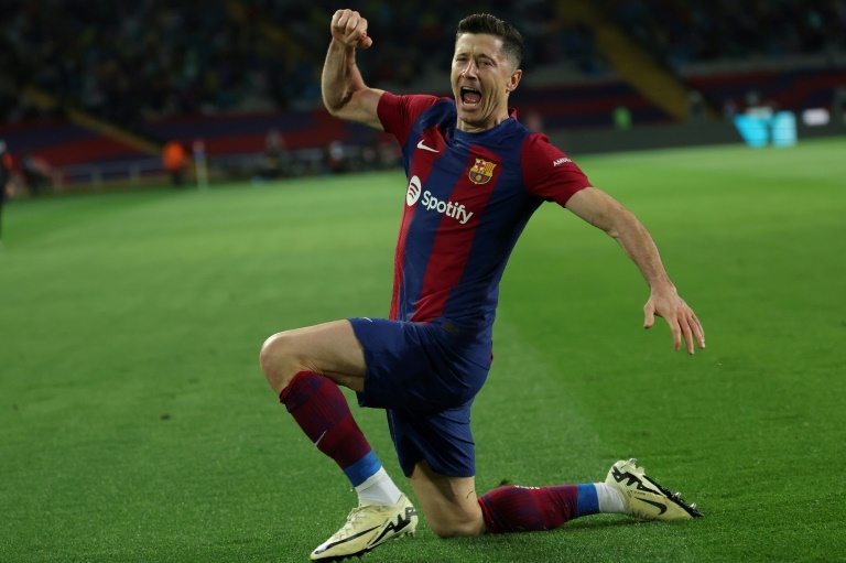 Lewandowski hat trick fires Barca to Valencia win